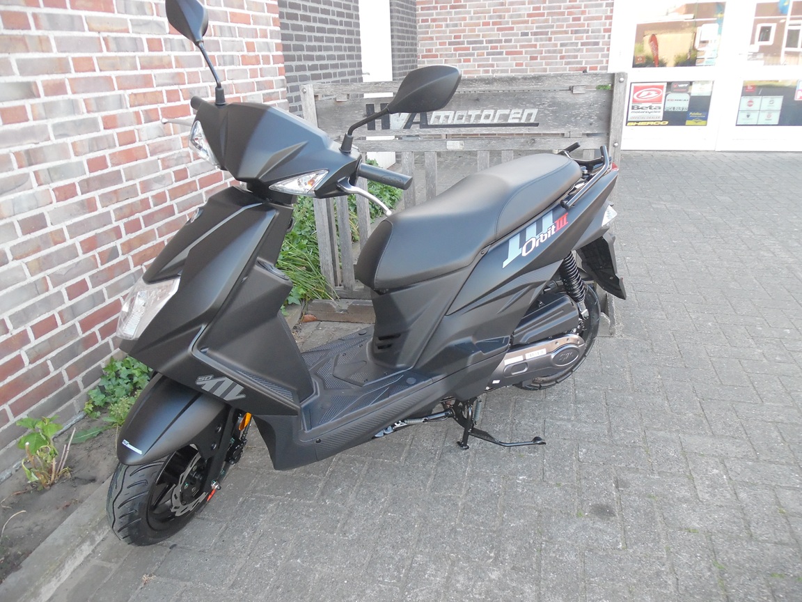 Sym Orbit III 4T Nieuw 45km Tech Black Euro5+ - Afbeelding 2